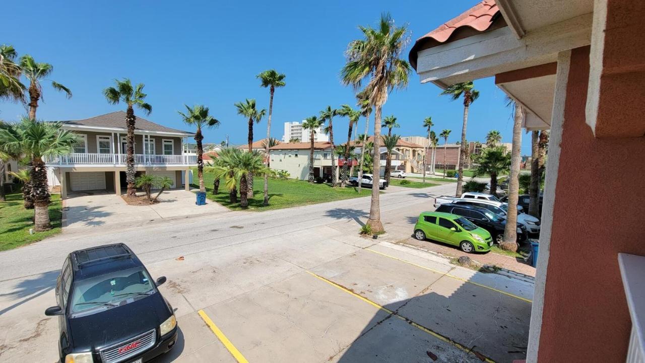 Cozy 2 Bedroom With Big Pool - Campeche Triplex Unit C Home South Padre Island Exterior photo
